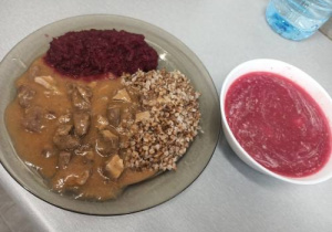 obiad- barszcz czerwony z makaronem i czerwoną fasolą, kasza z mięsem w sosie wiśniowym z jarzynką z buraka